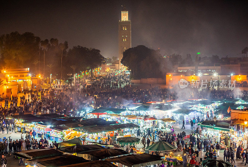 晚上，摩洛哥马拉喀什Djemaa El Fna广场和Koutoubia清真寺